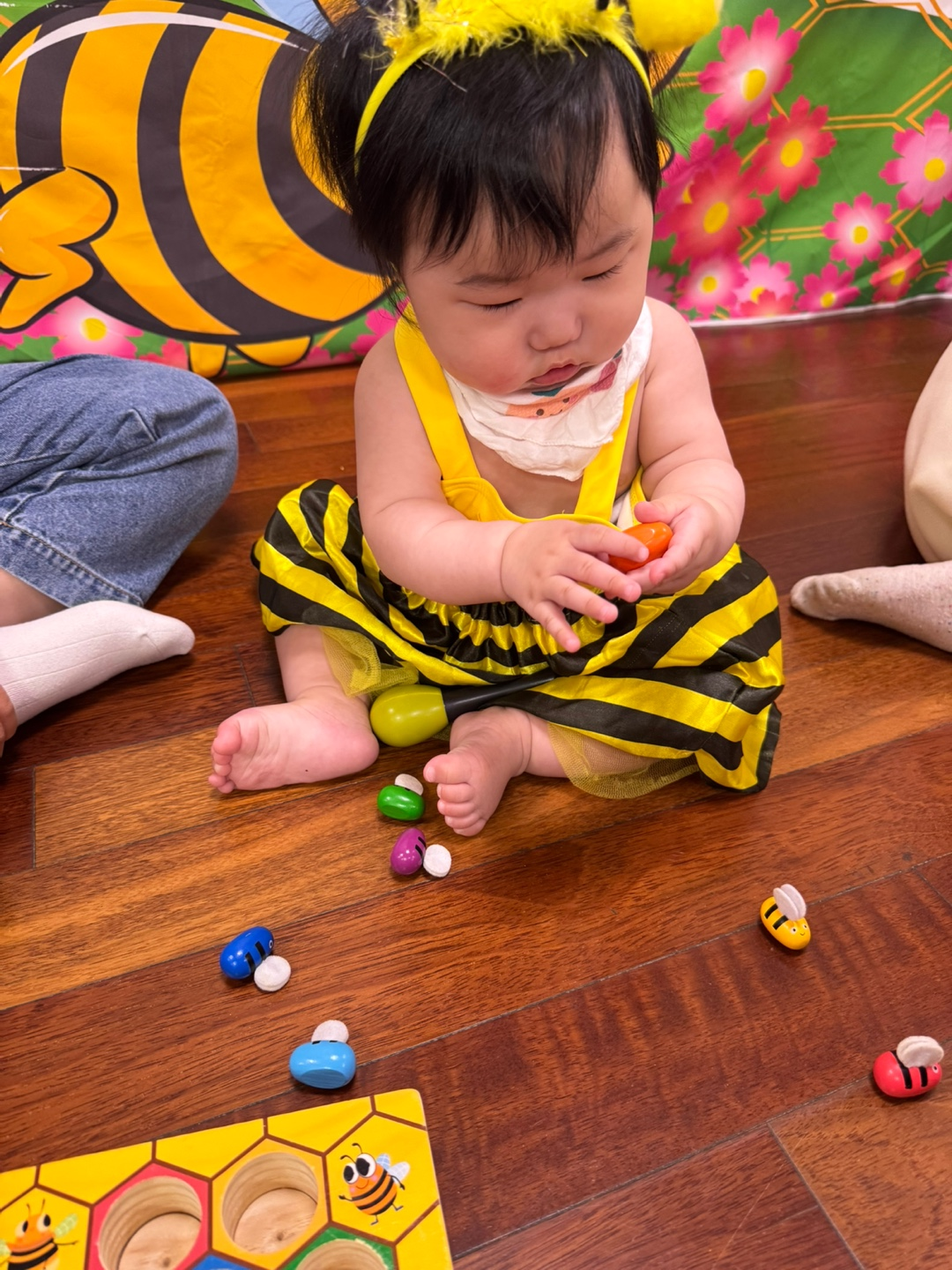 벌꿀옷을 입은 아기 이미지