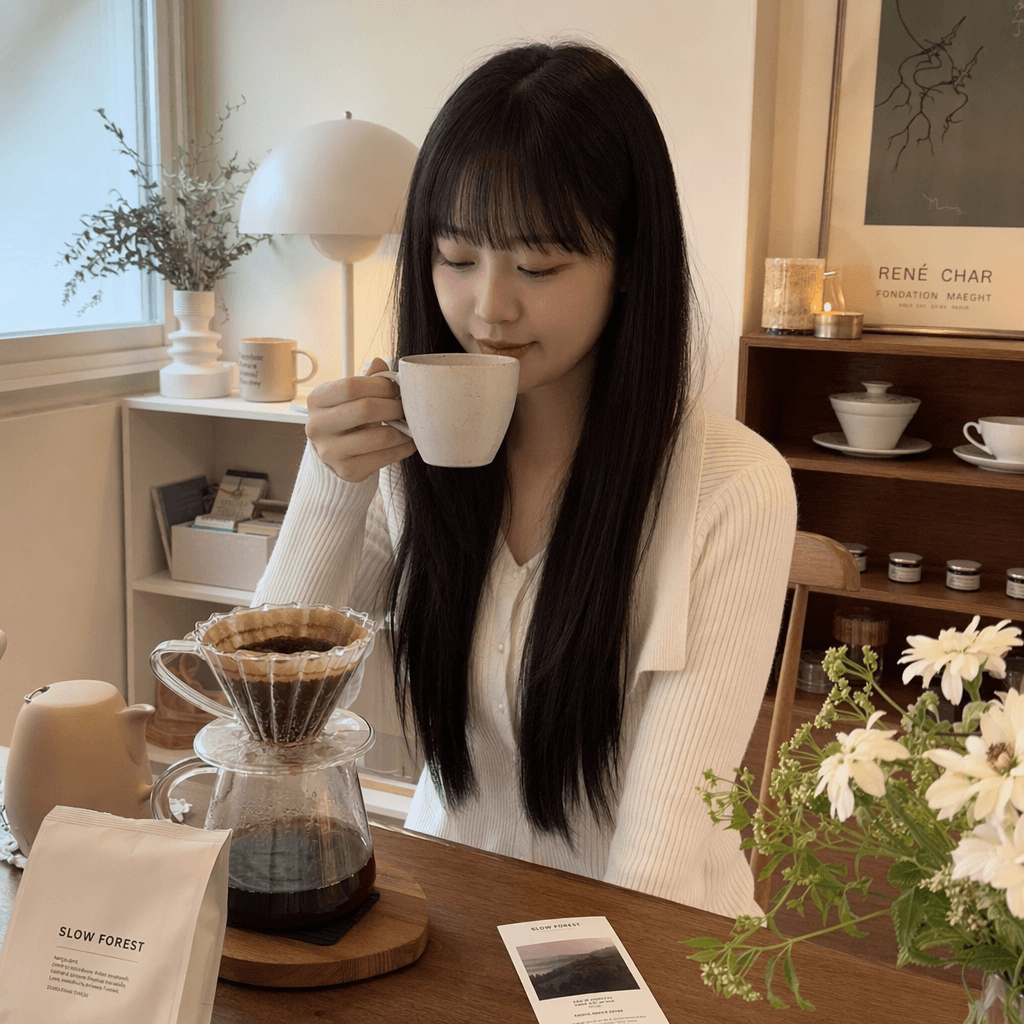 커피를 천천히 음미하고 있는 여자