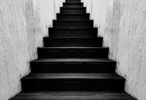 계단 모서리 먼지 쉽게 청소하는 요령