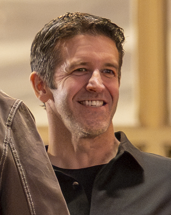 이번 인사의 주인공이자 애플의 미래를 책임질 CEO존 터너스의 공식 사진입니다