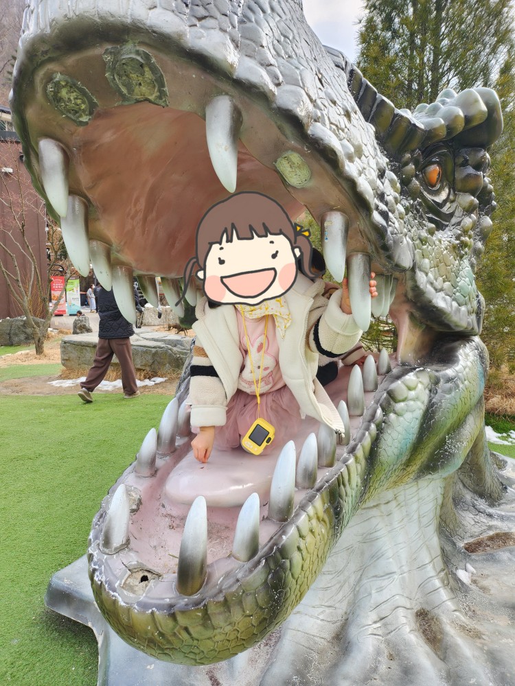 공룡 입속의 아이