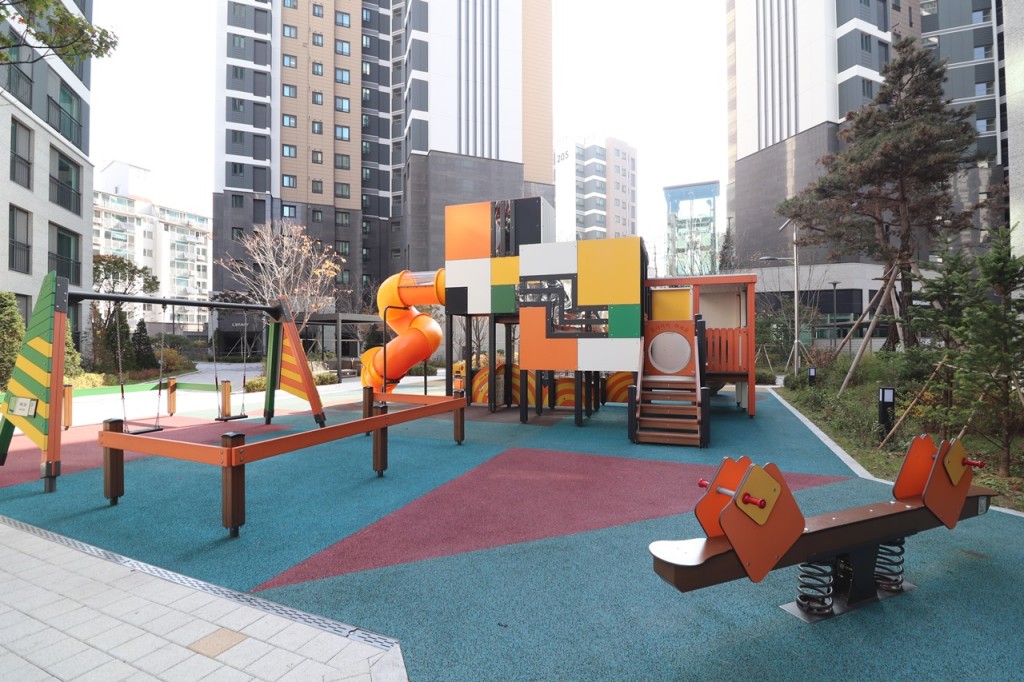 호반써밋목동 놀이터