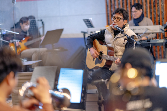 조관우가 합주실에서 세션들과 함께 연주하고 있다. [사진=윤스토리엔터테인먼트]