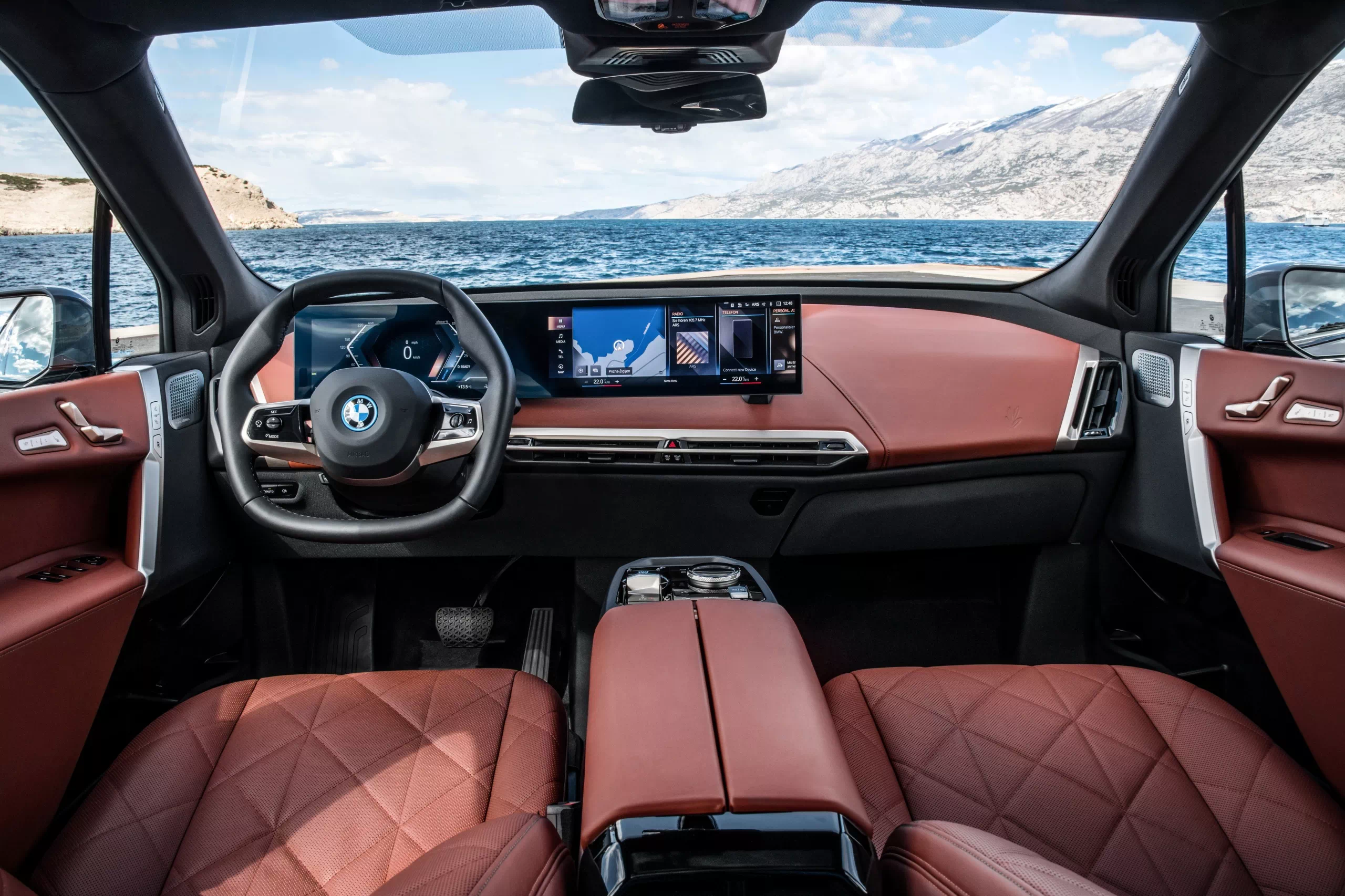 BMW iX xDrive50 실내입니다.