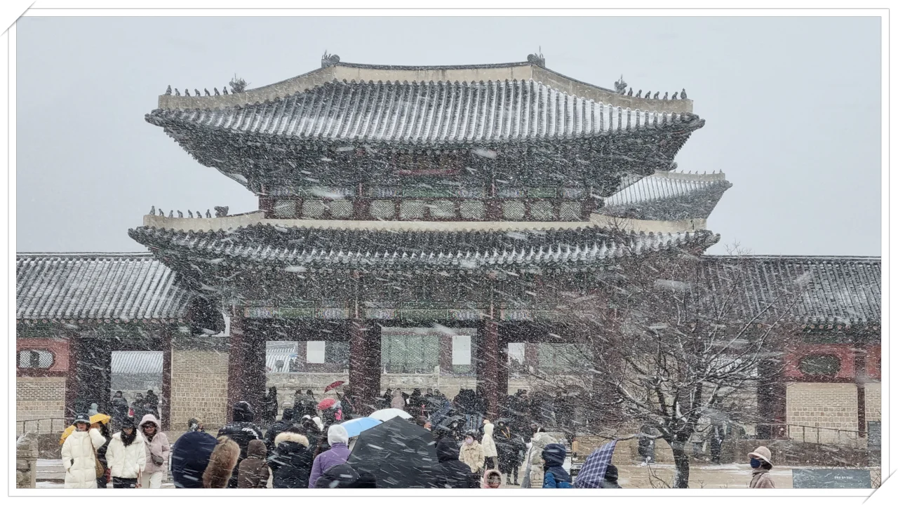 경복궁 입구 근정전 입구 눈 내리는 풍경