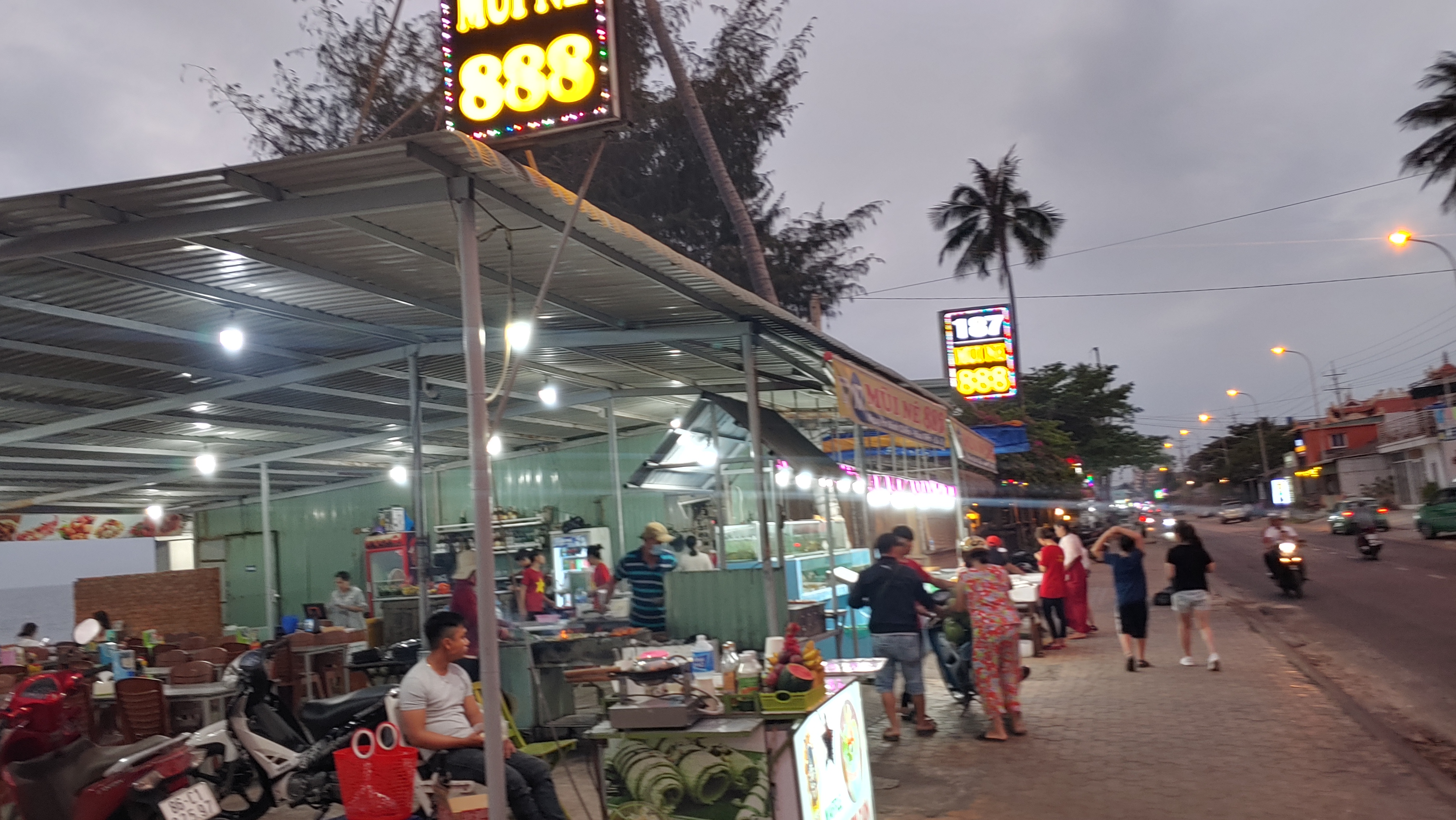 해지는 저녁 보케거리 사람들 모습