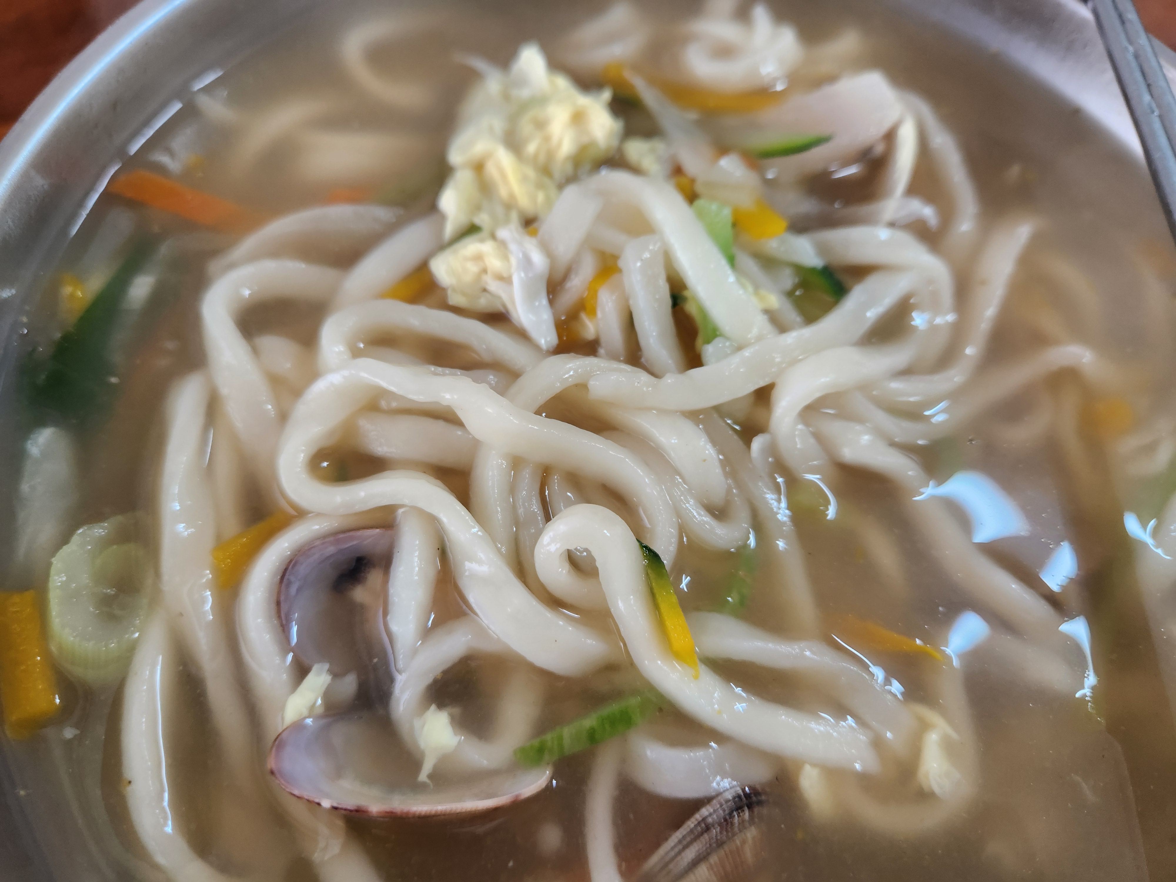 면이 탱글하고 국물 맛이 깔끔해 국물파에게 딱인 집.
[아산 배방] 모산수제비 — 들깨수제비·바지락칼국수, 김치까지 밸런스 굿