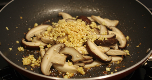 다진 마늘과 버섯들을 볶고 있다.