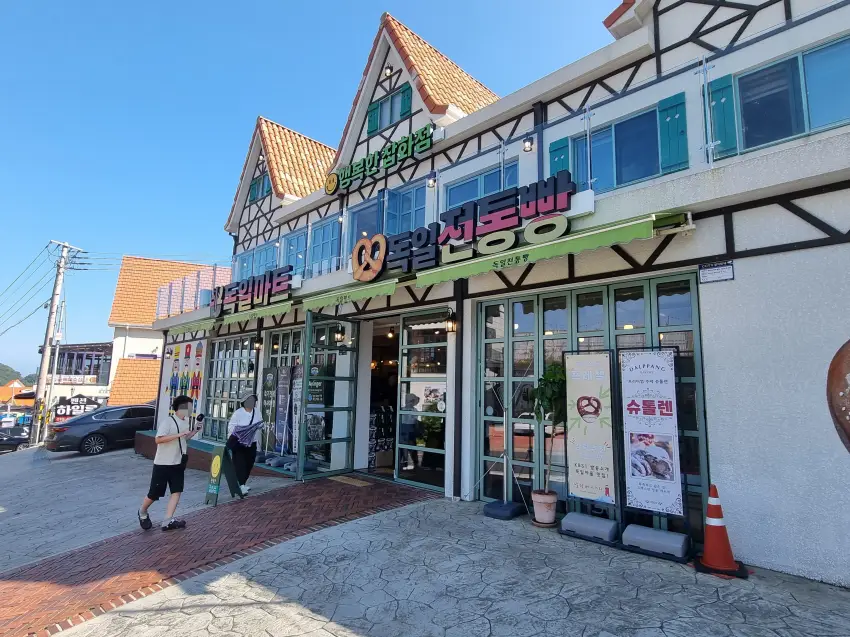 독일 마을 앞 잡화점에 찾아갔습니다.