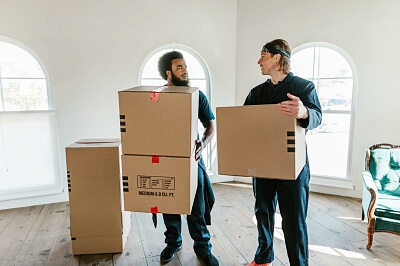 짐을-옮기는-두-남자