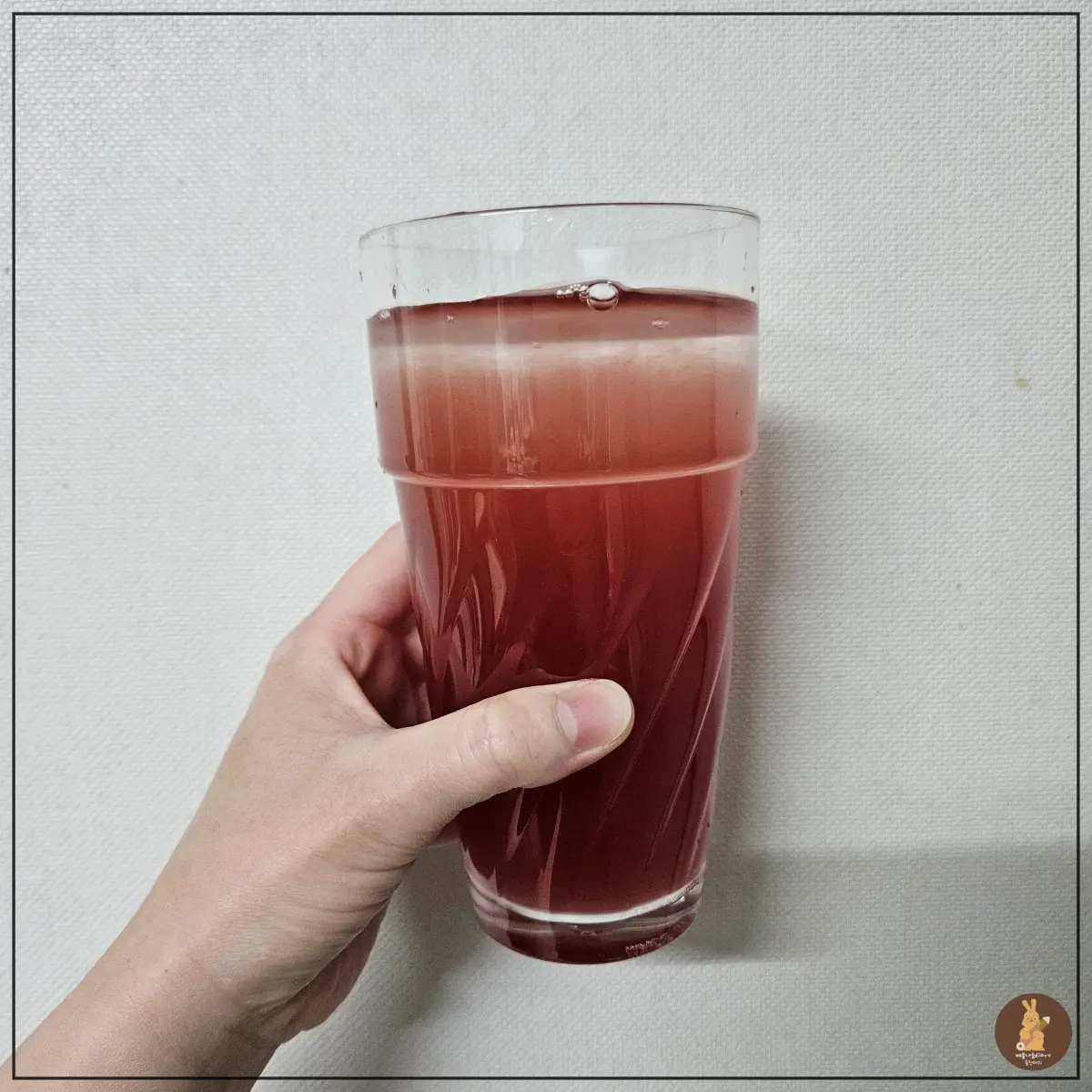 물과-섞은-크랜베리주스-한컵