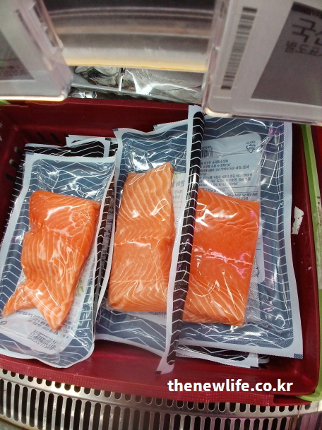 비타민D 효능을 높이는 대표 식품 연어 포장 실사. 연어는 천연 비타민D와 오메가3 지방산이 풍부해 뼈와 면역 건강에 이롭습니다.