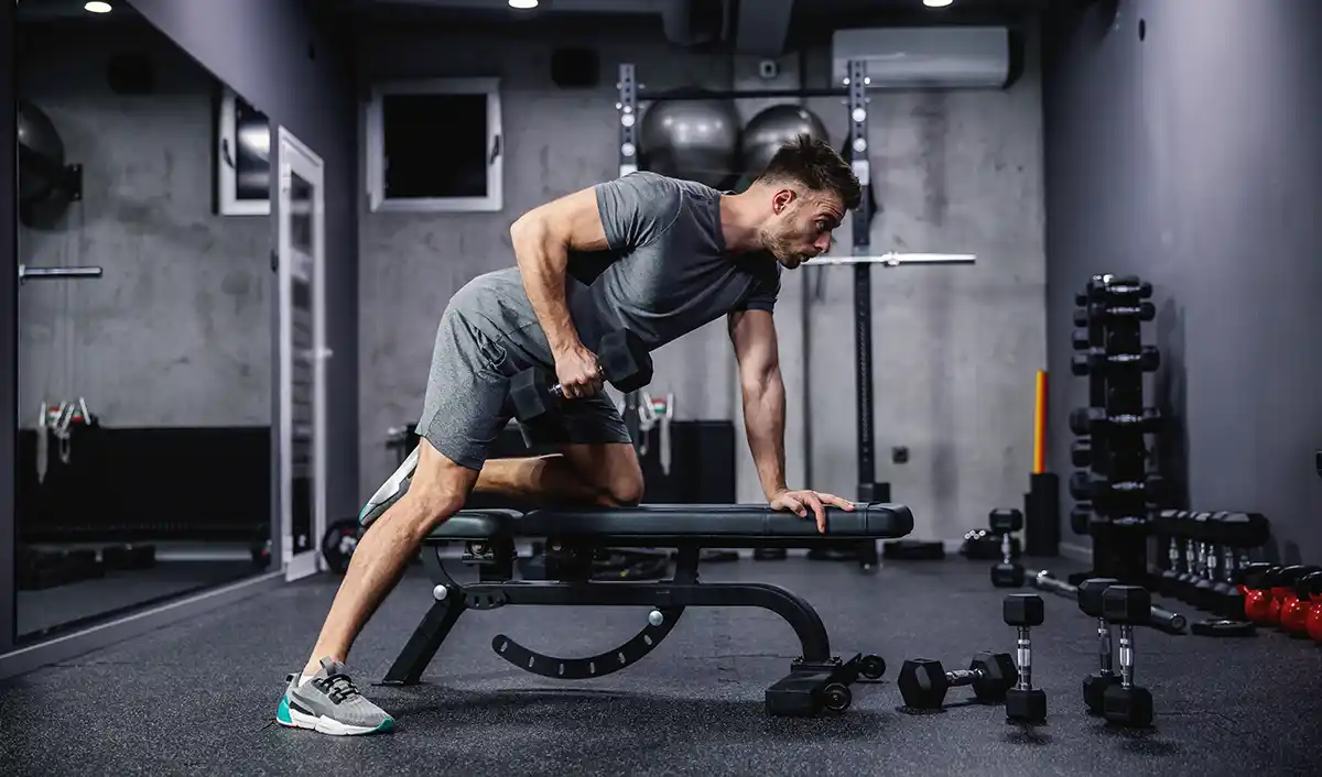 헬스장-근력-등운동-하는-남자