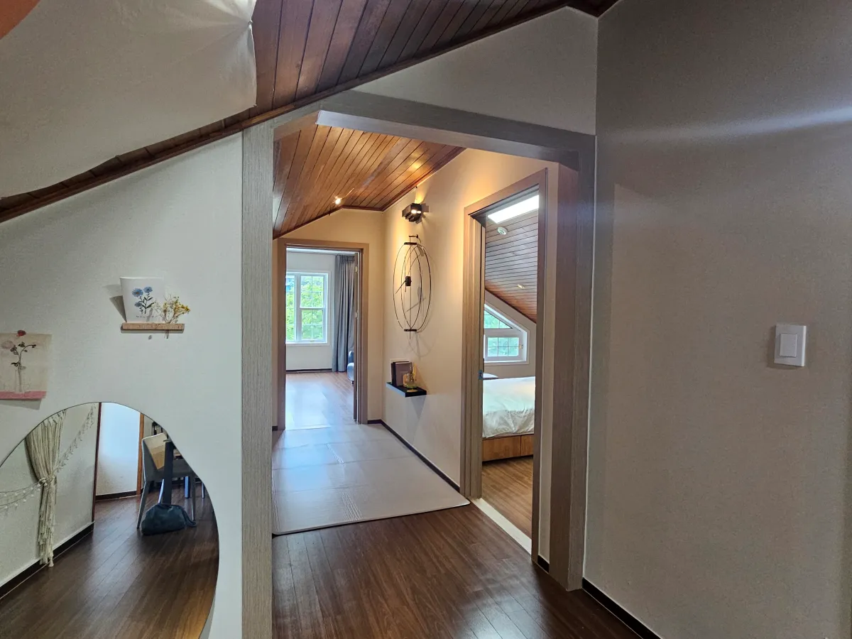 두-개의-방이-있는-숙소-복도의-모습