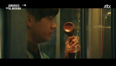 돌아오는 비행기가 사고 날 비행기 인 것을 알고 항공사에 전화를 하는 진도준 사진입니다.