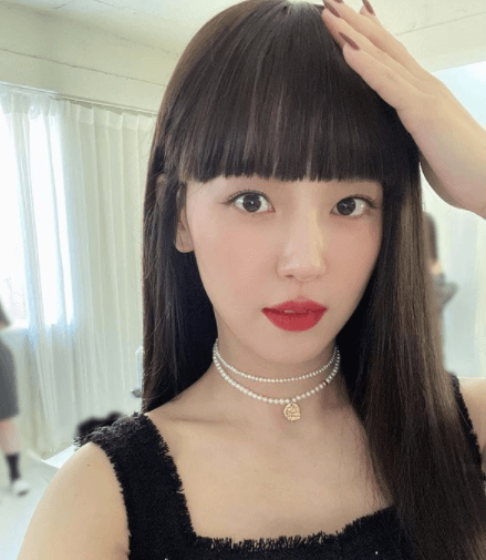 머리만지는-강한나-사진