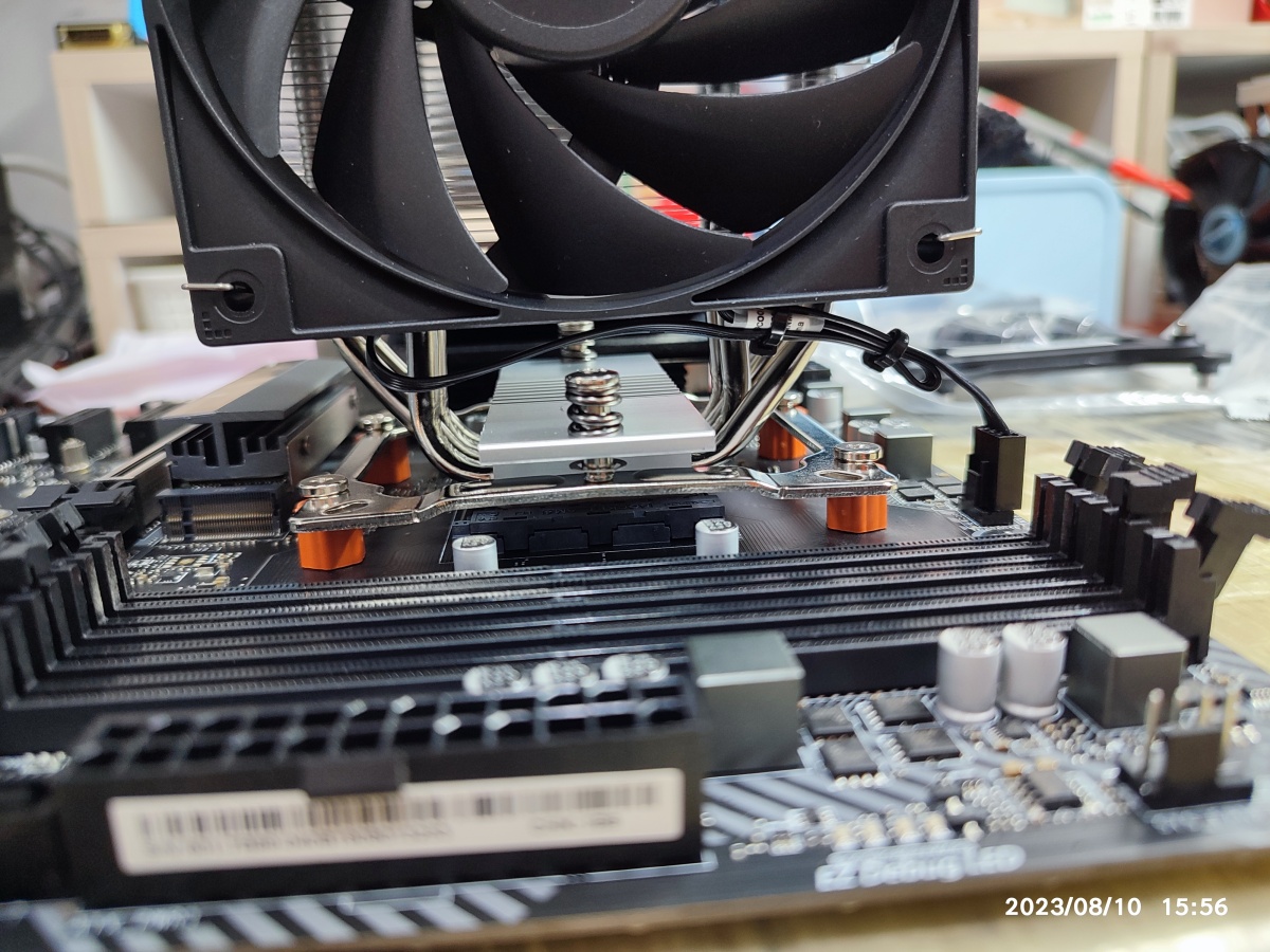 CPU 쿨러의 냉각핀 전원선 정리 중