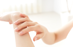 가려운데 손 껍질이 벗겨지는 원인