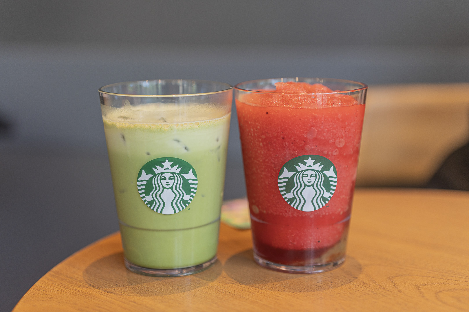 Starbucks Kyoto Uji Byodoin Omotesando: green and red drinks in two glasses bearing the Starbucks logo.