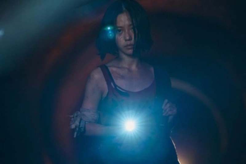 단발머리에 후레시를 들고 있는 스위트홈 시즌2의 고민시