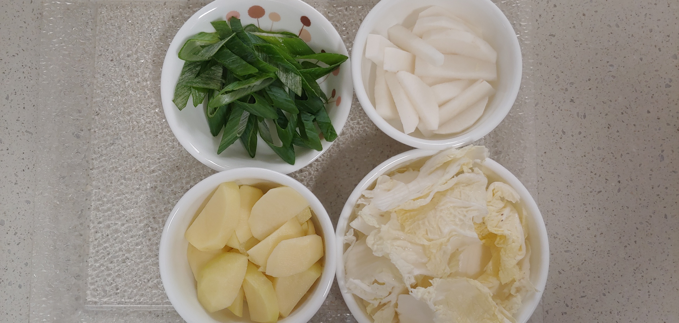 우측 상단위가 무인데, 저희는 무를 먹어서 저렇게 작게 썰었습니다만 무를 안드시는 분들은 그냥 크게 썰으셔서 시원한 맛만 내주세요.