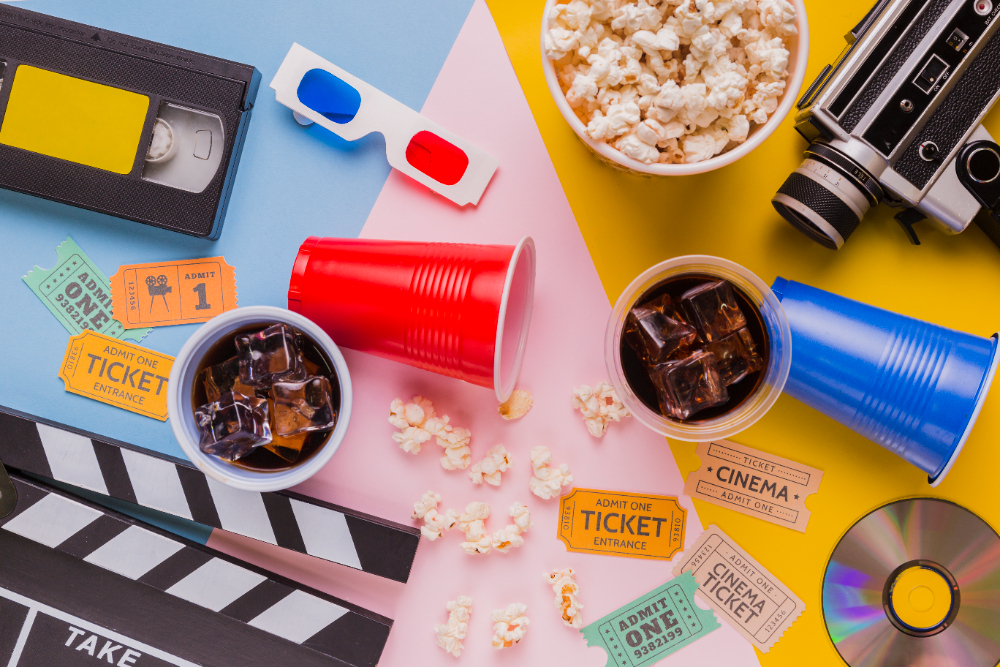 영화와 관련된 소품들이 모여있는 모습