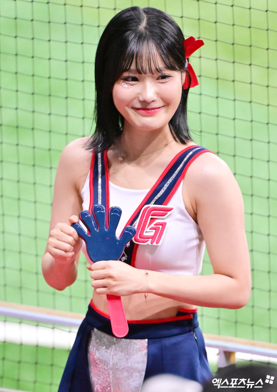 최홍라 치어리더 2025 롯데 경쾌한 미소