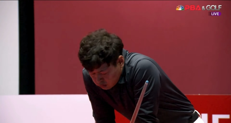 웰컴저축은행 웰뱅 PBA 챔피언십 16강전 - 강성호 당구선수가 경기가 잘 풀지 않자 고개를 숙이고 있는 모습