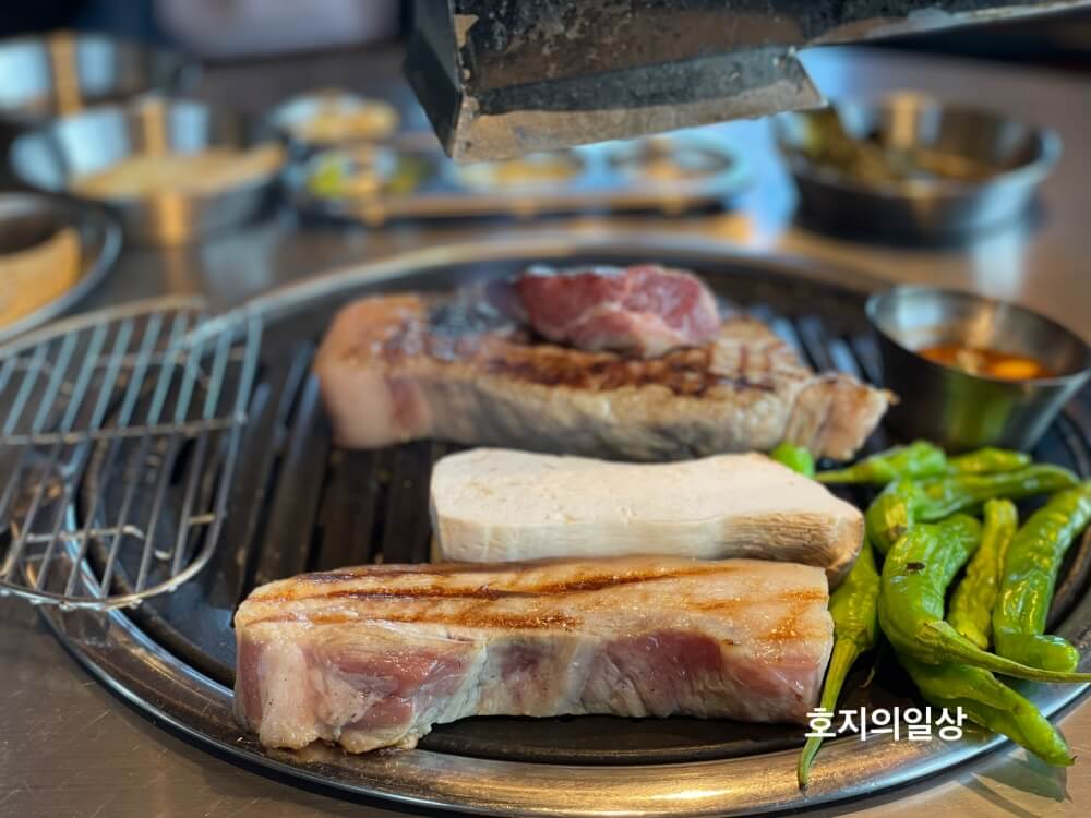 별돈별 협재점 불판 위에 올려진 고기 및 야채