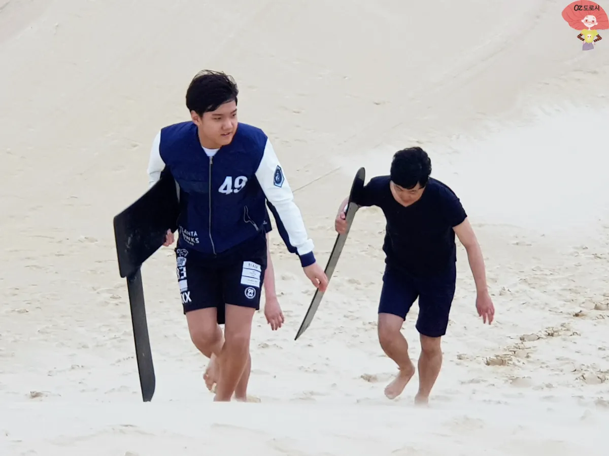 호주-시드니-근교여행-포트-스테판-썰매타러-모래언덕-올라가는-사람들