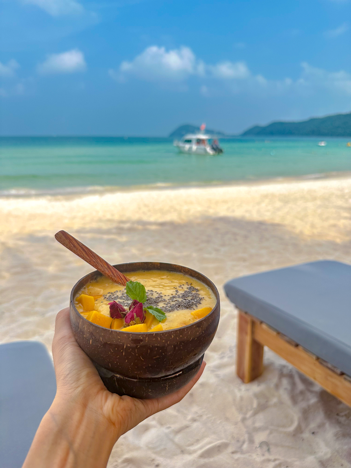 켐비치 이스탄불 비치 클럽에서 바다를 배경으로 한 망고 스무디볼