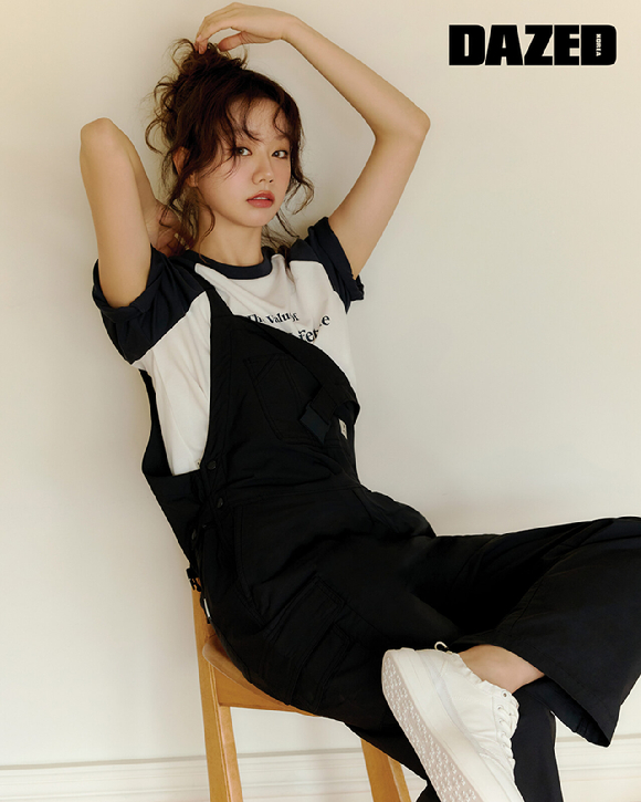 혜리가 패션 화보를 촬영하고 있다. [사진=데이즈드]