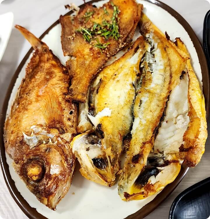 구운 생선 한 접시