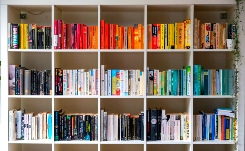 책장이 책으로 채워지는 속도가 빨라진다.