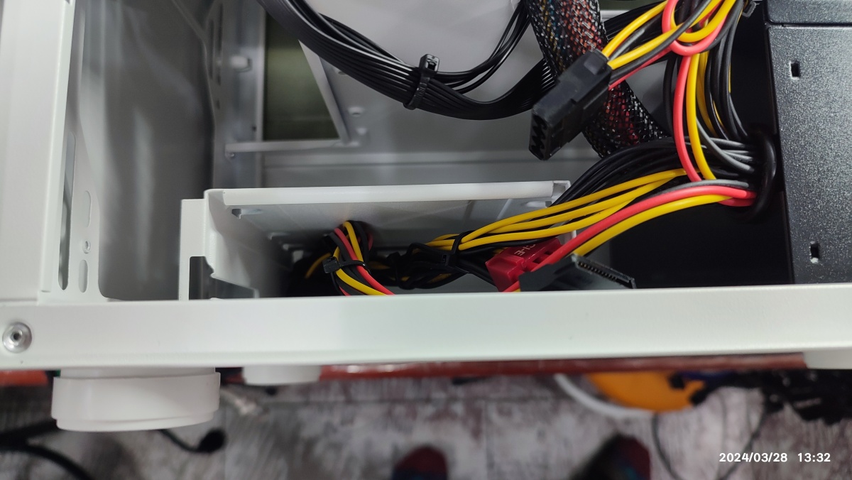 하드디스크 베이에 케이블을 넣어서 정리했습니다.