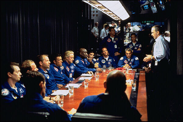 소행성 충돌을 막기 위해 테이블에 앉아 회의하는 사람들