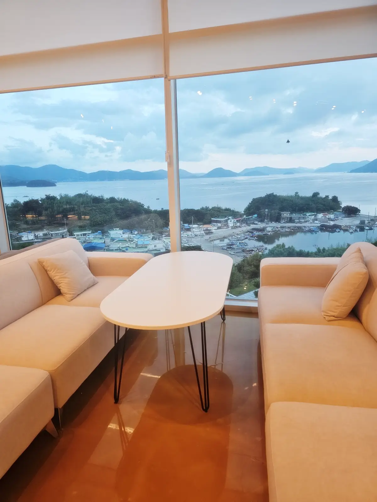 거제도-엄마의바다-카페-3층-풍경-테이블-창뷰-오션뷰-바다뷰