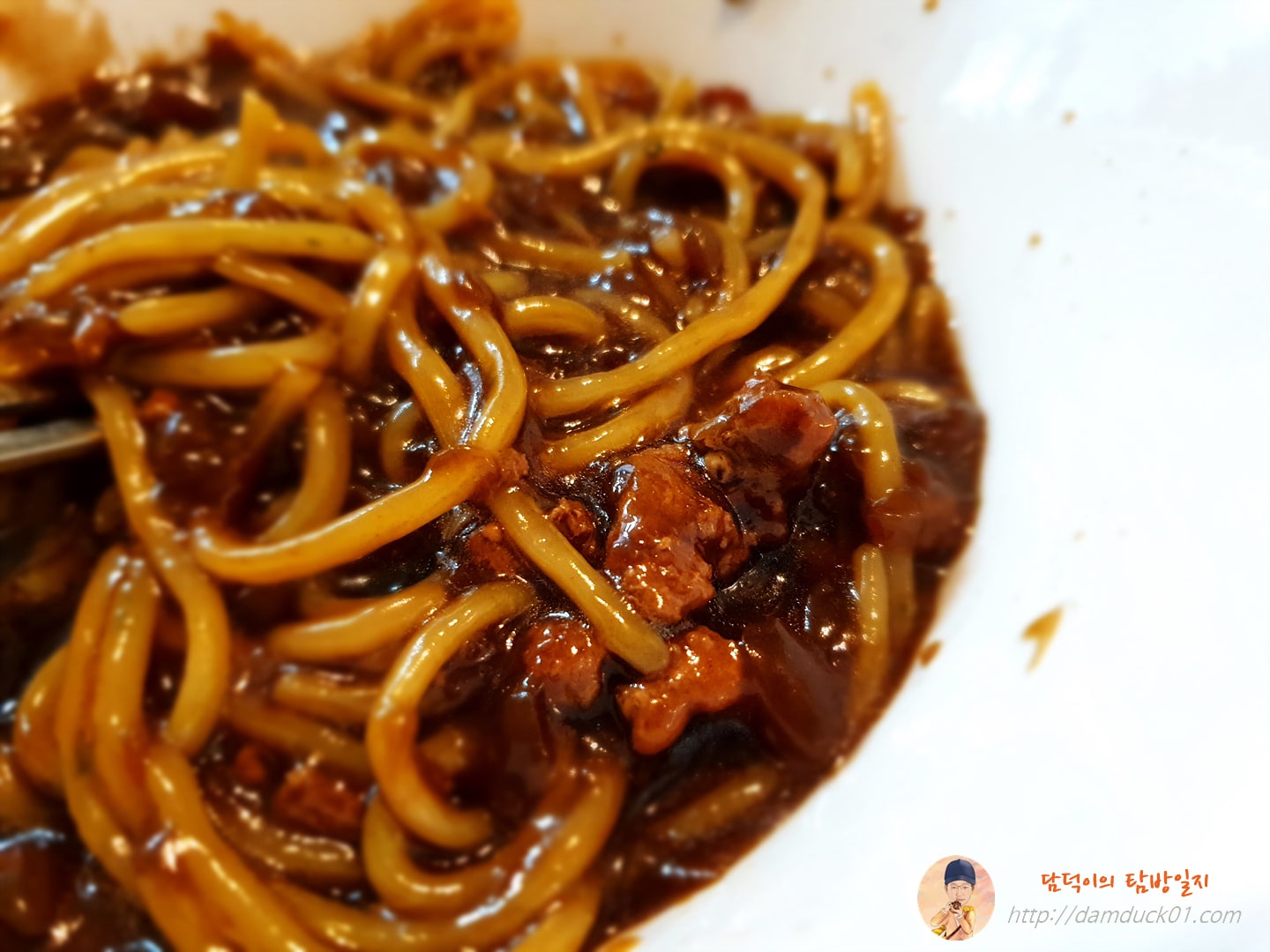 잘게 다진 유니짜장의 고기