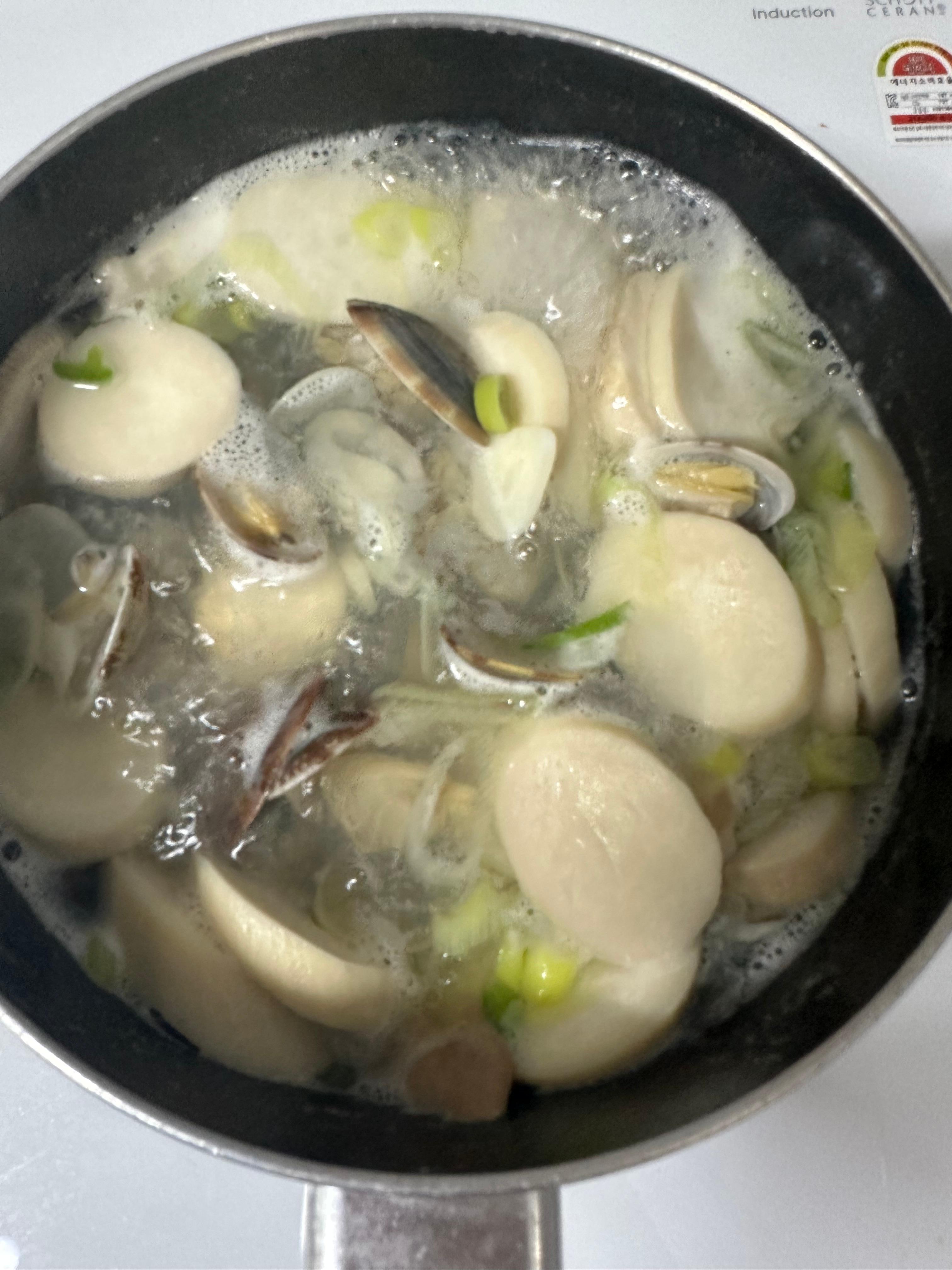 Super Simple Clam Soup Recipe(Healthy clam soup, fresh clams and horn snails, ultra-simple and light, full of rich ocean flavor, mudflat experience in Muchangpo, Boryeong, South Chungcheong, boiling horn snails and small clams, healthy homemade meal, easy soup recipe)