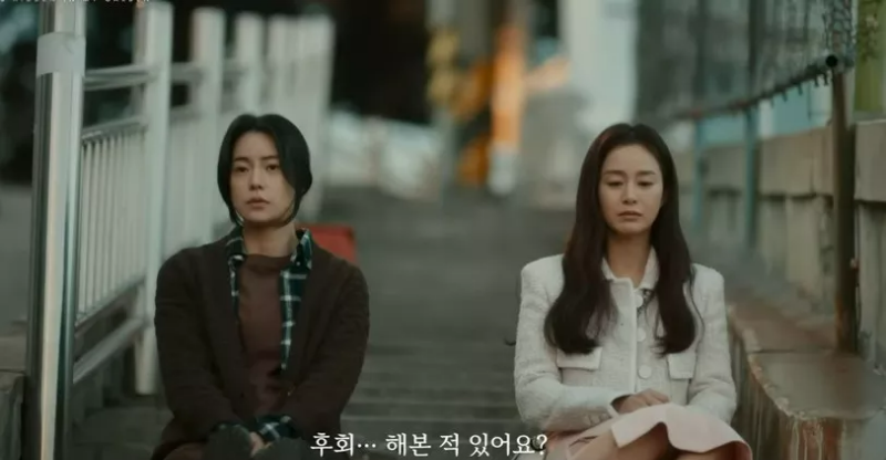 계단에 앉아 있는 상은과 주란