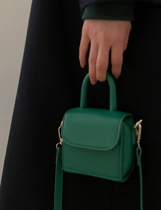 미니 크로스백을 활용한 코디법