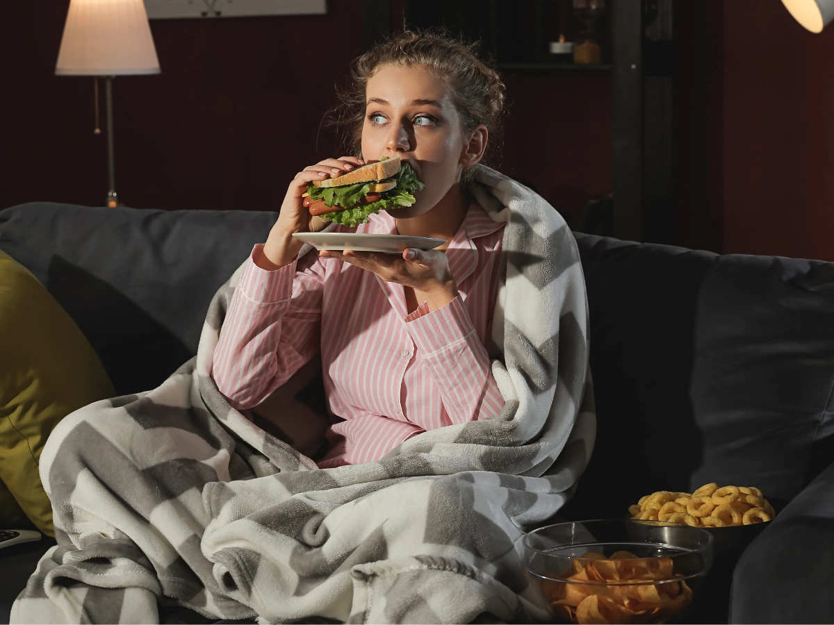 야식 먹는 여자