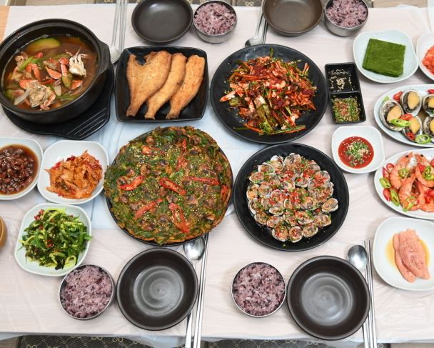 잘차려진 한상 모습