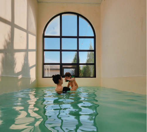 육아 휴직 후 아기와 풀장에서