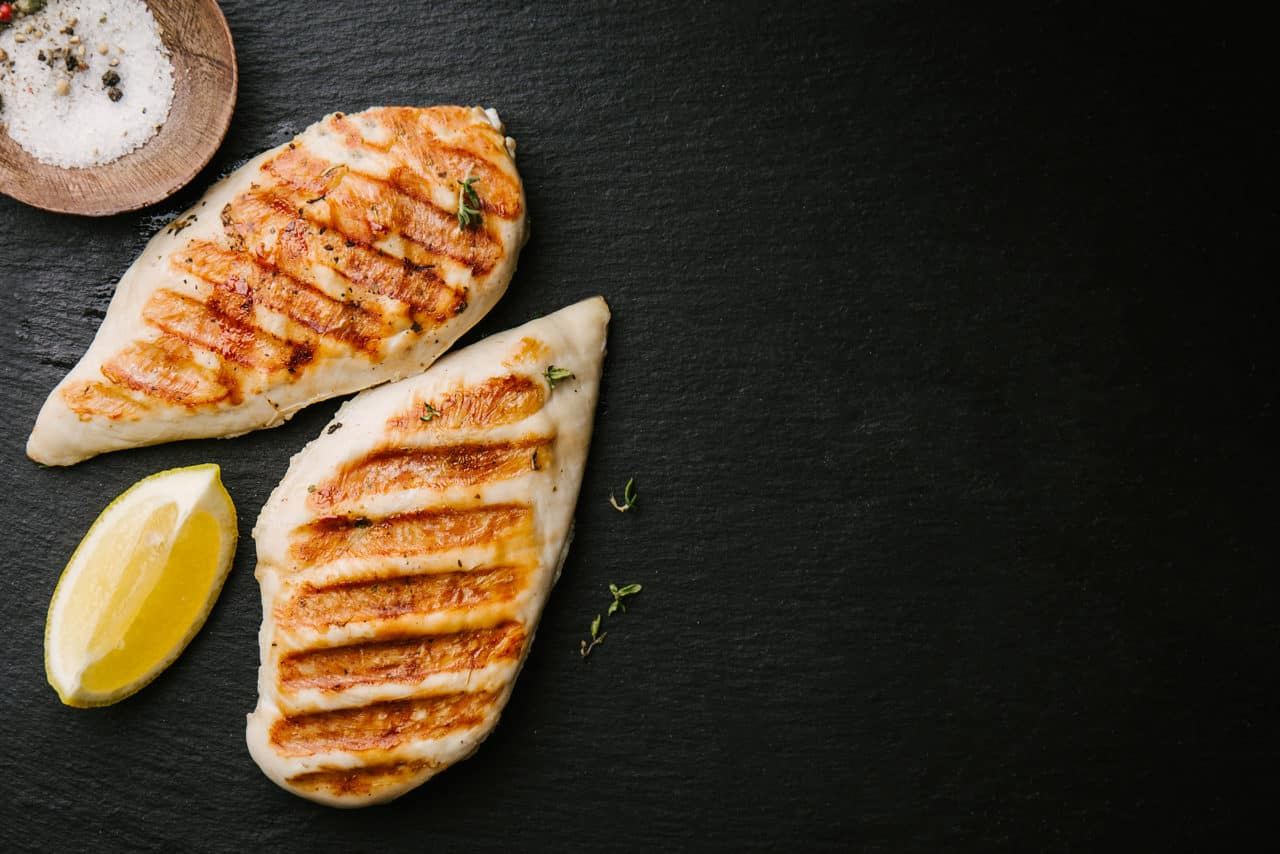 닭가슴살은 닭고기의 가슴 부위로&amp;#44; 고단백질 저지방 식재료로 인기