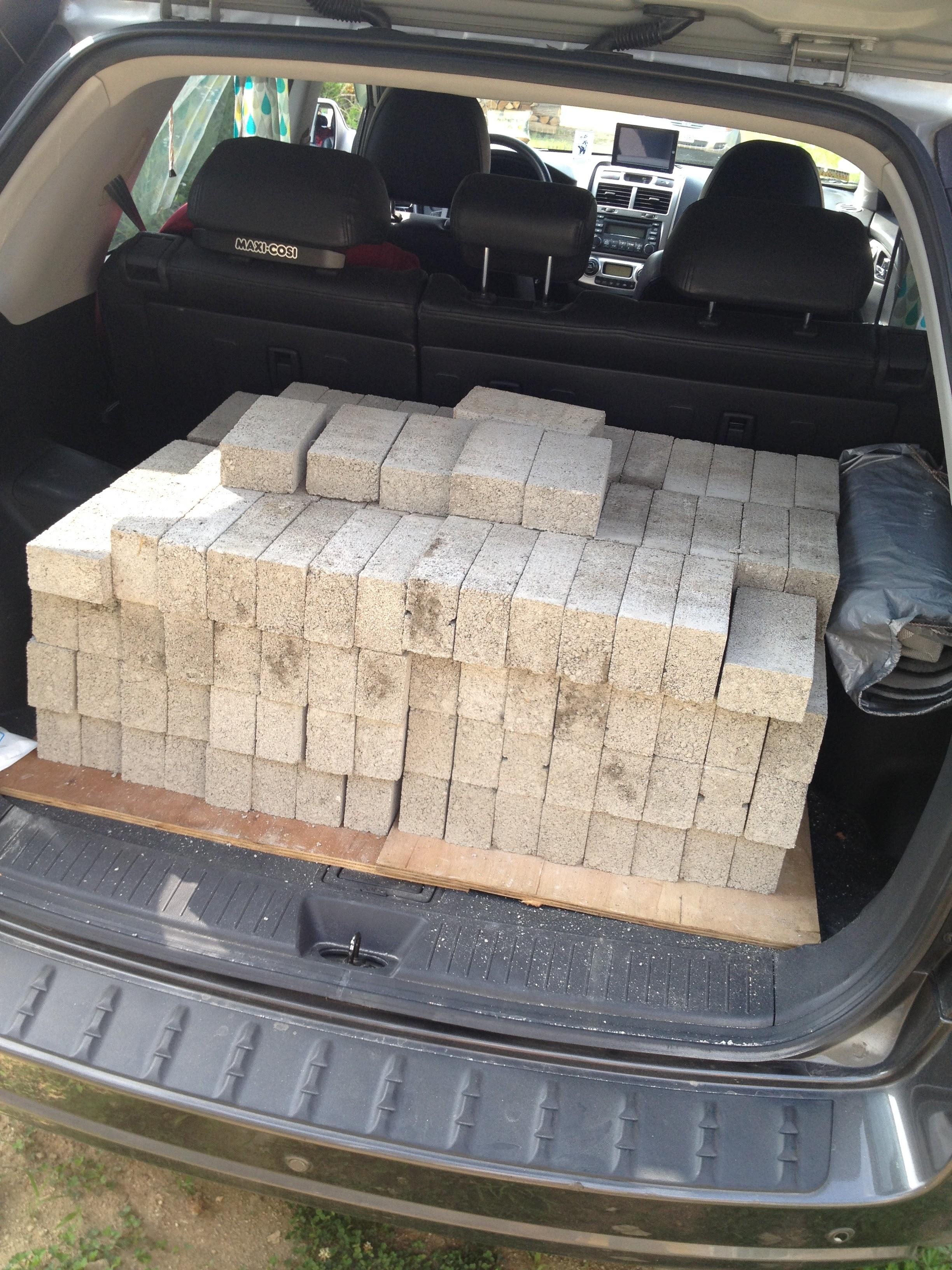 공사용 벽돌을 사왔다