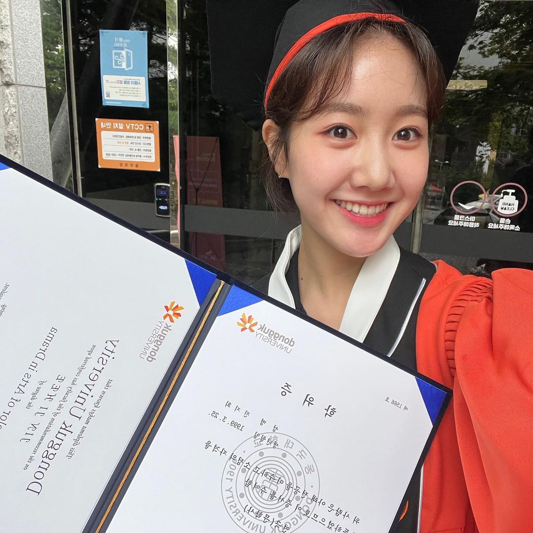 코스모스 졸업식한 진지희