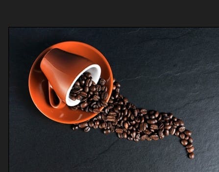 엎어진커피잔과원두