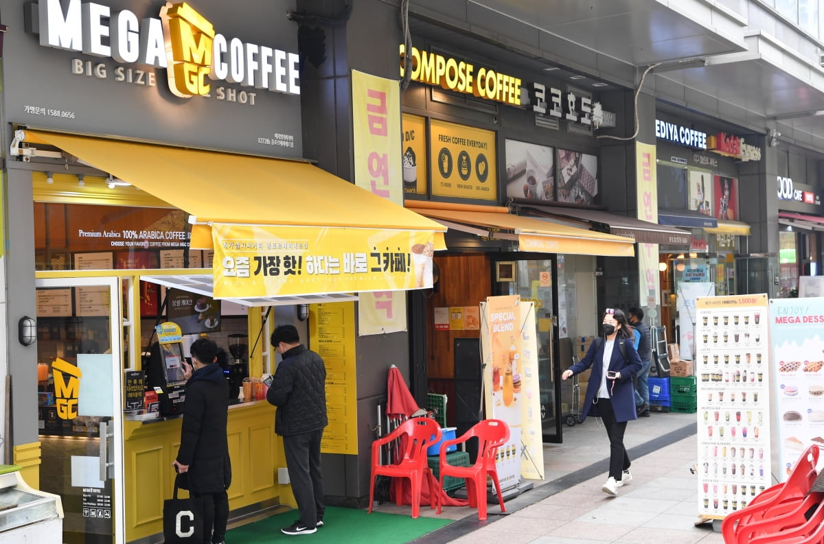 커피 전문점들이 밀집해 있는 청진동 르메이에르 종로타운 상가.