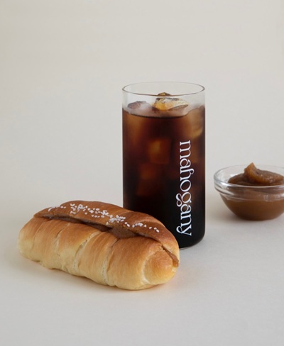 '마호가니 커피'의 음료와 디저트의 사진